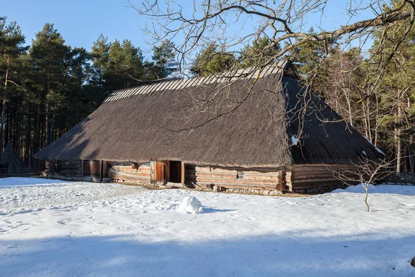 Traditionella trä ladan, baltiska och skandinavisk stil. Vinter scen på landsbygden. — Stockfoto