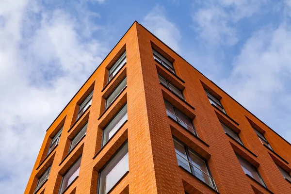 Modern tuğla işletme binası. Çatı, pencere eşiği ve gökyüzü.