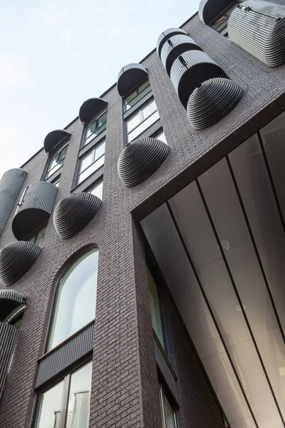 Bâtiment commercial moderne en brique gris foncé Ulltra avec de riches décorations extérieures . — Photo