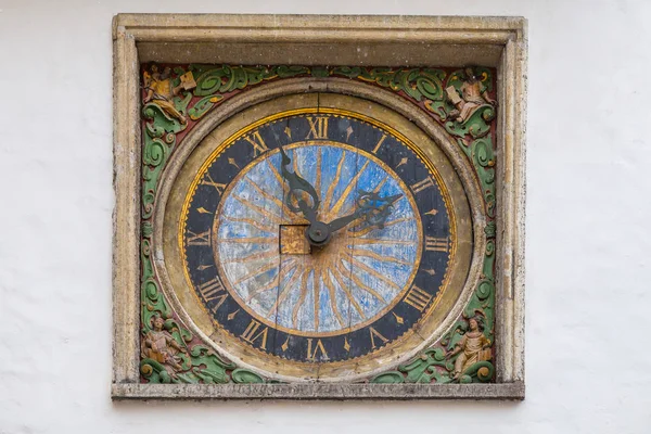 古いヨーロッパ都市の教会の歴史的な中世 gothyc スタイル時計 — ストック写真