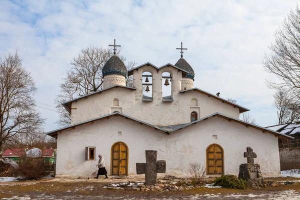 Древняя традиционная православная церковь в Пскове — стоковое фото