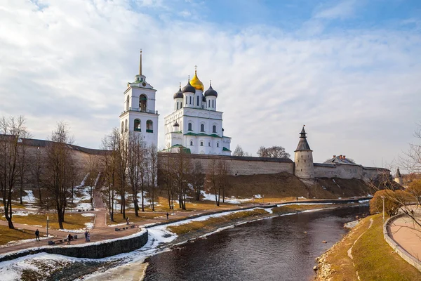 Panoramic vew of embankment and Kremlin in Pskov, Russia — Stock Photo, Image