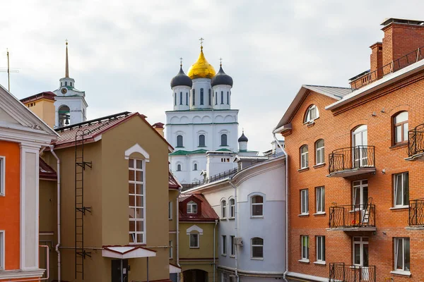 Orthodox church at the background of modern living blocks — Stock Photo, Image