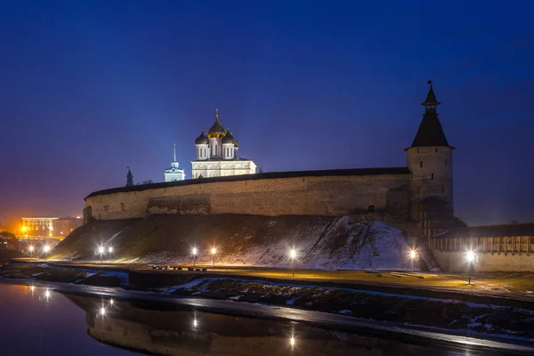 Iluminado Kremlin Pskov, Rusia por la noche. Monumento popular en Rusia . — Foto de Stock