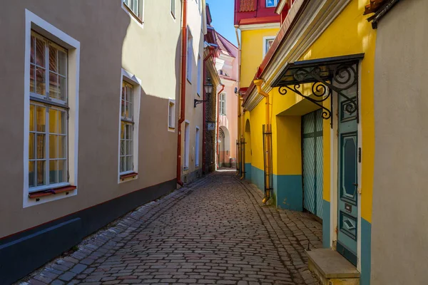 Rue étroite dans la vieille ville — Photo