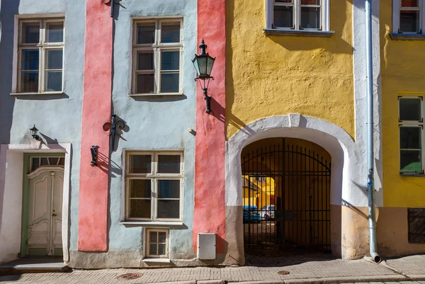 Красочная улица в Старом городе Таллинна — стоковое фото