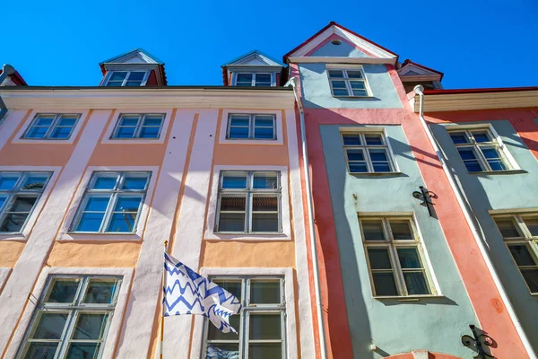 Красочные дома и символический флаг в Старом городе Таллинна, Эстония — стоковое фото
