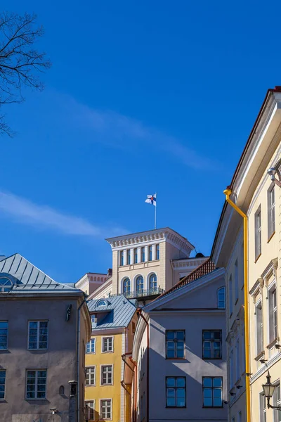 Финский флаг в Таллинне — стоковое фото