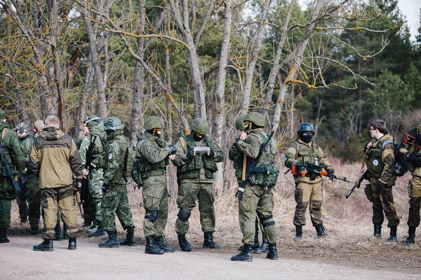 HUMALA, ESTONIA - 09 ABR 2016: Grupo de soldados en camuflaje con arma se prepara para iniciar el juego táctico. Militar táctica airsoft juego . — Foto de Stock