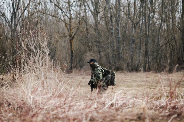 HUMALA, ESTONIE - 09 AVR 2016 : Soldat en camouflage armé protégeant sa position. Jeu tactique militaire airsoft . — Photo