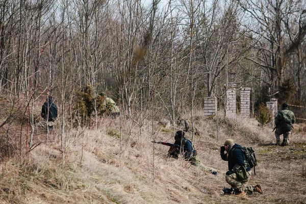 乌马拉，爱沙尼亚-2016 年 4 月 9 日： Goroup 的伪装与武器的士兵正在新的位置。军事战术气枪比赛. — 图库照片
