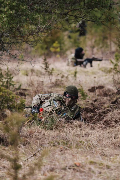 HUMALA, ESTONIA - 09 ABR 2016: Dos soldados en camuflaje con armas protegen su posición. Militar táctica airsoft juego . — Foto de Stock