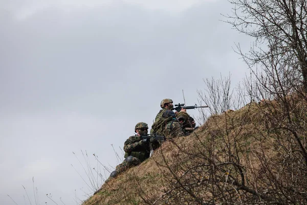 HUMALA, ESTONIA - 09 ABR 2016: Dos soldados en camuflaje con armas protegen su posición. Militar táctica airsoft juego . — Foto de Stock
