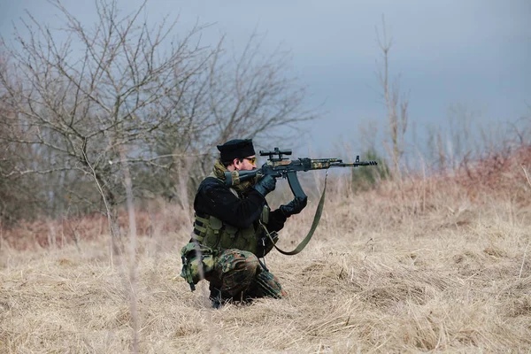 ХУМАЛА, ЭСТОНИЯ - 09 APR 2016: Солдат в камуфляже с оружием защищает свою позицию. Тактическая игра . — стоковое фото