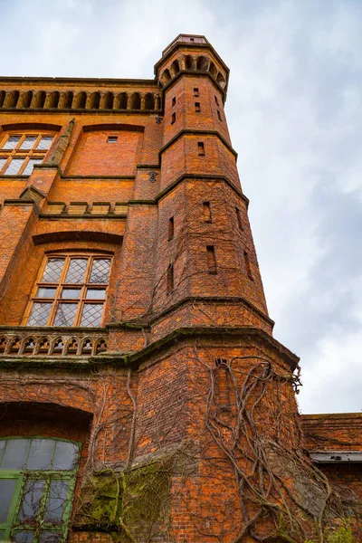 Ogromny stary wieża ciśnień z czerwonej cegły z Bremen, Niemcy. Wygląda jak prawdziwy zamek (Umgedrehte Kommode) — Zdjęcie stockowe