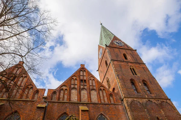 BREMEN, ALEMANIA - 16 ABR 2016: Iglesia de San Martín en el casco antiguo. Día soleado con bonitas nubes blancas , — Foto de Stock