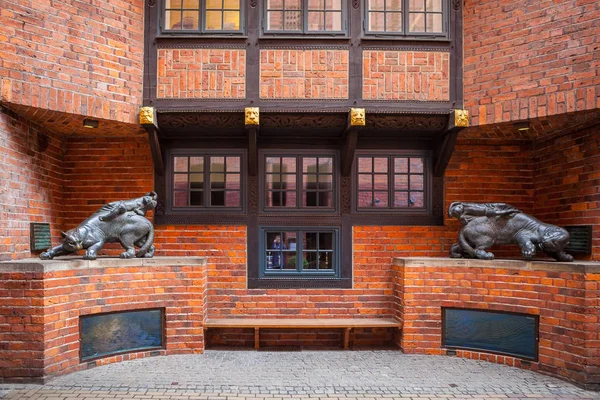 BREMEN, ALEMANIA - 16 ABR 2016: Antigua alcoba de casas de ladrillo en el casco antiguo decodificado por estatuas de gatos salvajes — Foto de Stock