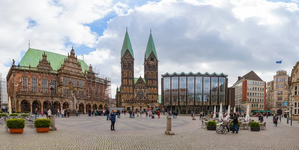 БРЕМЕНЬ, ГЕРМАНИЯ - 16 АПР 2016: Панорамный вид на Рыночную площадь с ратушей и собором с прогулочными туристами — стоковое фото