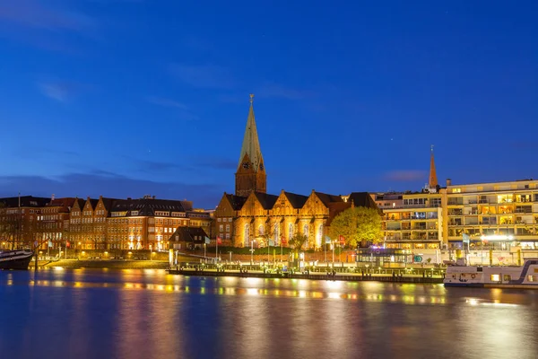 Bremen, Almanya - 16 Nisan 2016: Cityscape Weser Nehri gece eski şehrin