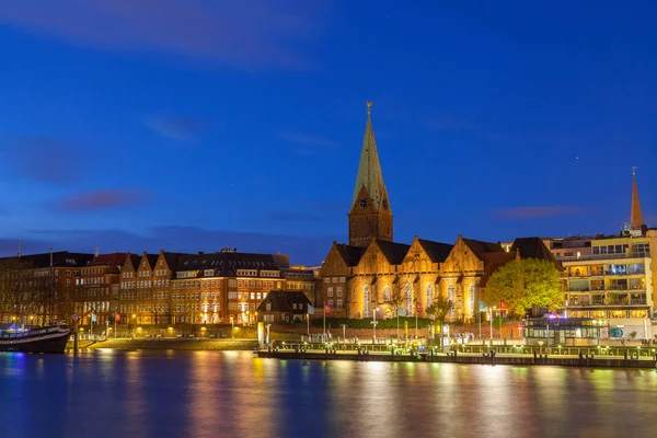 BREMEN, ALEMANIA - 16 ABR 2016: Paisaje urbano del casco antiguo nocturno sobre el río Weser — Foto de Stock