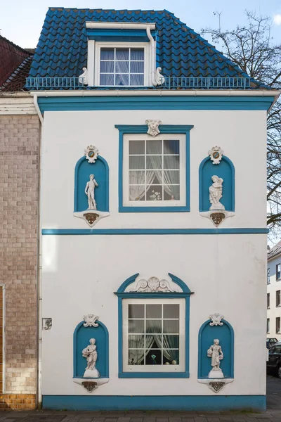 Casa in stile classico con sculture sulla parete. Brema, Germania . — Foto Stock
