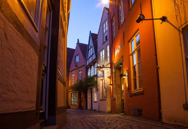 BREMEN, GERMANIA - 17 APR 2016: Strade storiche del quartiere illuminato di Schnoor di notte — Foto Stock