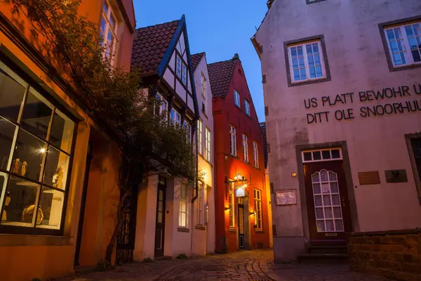 BREMEN, ALLEMAGNE - 17 AVR 2016 : rues historiques du quartier Schnoor illuminé la nuit — Photo