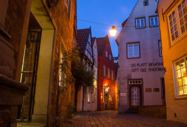 BREMEN, ALLEMAGNE - 17 AVR 2016 : rues historiques du quartier Schnoor illuminé la nuit — Photo