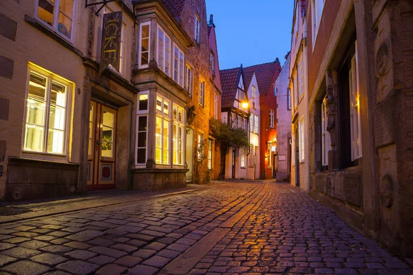 BREMEN, GERMANIA - 17 APR 2016: Strade storiche del quartiere illuminato di Schnoor di notte — Foto Stock