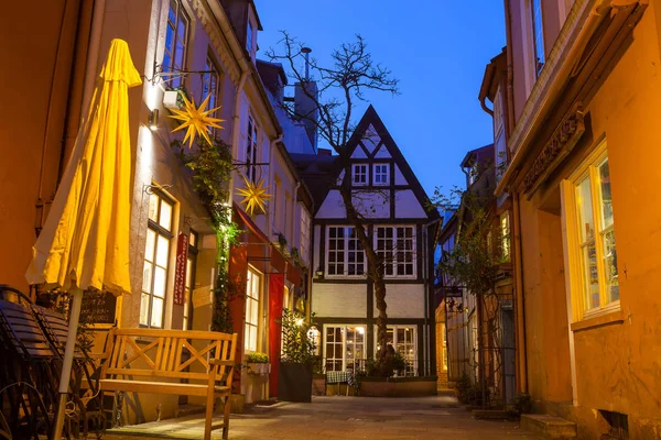 Bremen, Almanya - 17 Nisan 2016: tarihi gece ışıklı Schnoor çeyrek sokaklarında