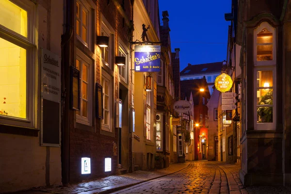BREMEN, ALEMANIA - 17 ABR 2016: Históricas calles del iluminado barrio de Schnoor por la noche — Foto de Stock