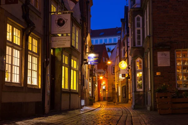 BREMEN, ALLEMAGNE - 17 AVR 2016 : rues historiques du quartier Schnoor illuminé la nuit — Photo