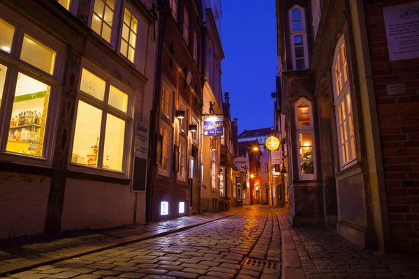 BREMEN, GERMANIA - 17 APR 2016: Strade storiche del quartiere illuminato di Schnoor di notte — Foto Stock