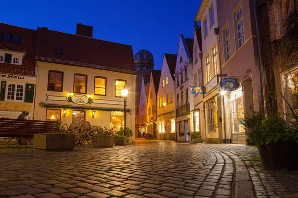 BREMEN, ALLEMAGNE - 17 AVR 2016 : rues historiques du quartier Schnoor illuminé la nuit — Photo