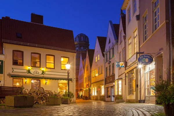 BREMEN, ALLEMAGNE - 17 AVR 2016 : rues historiques du quartier Schnoor illuminé la nuit — Photo