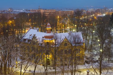 Harika kış gece hava çok oy alan illumanated eski bina eski şehrin Tallinn, Estonya