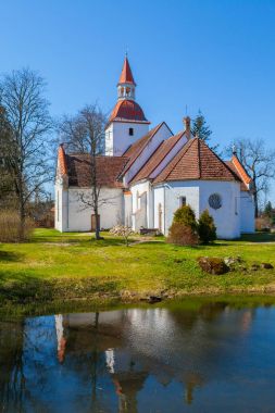 Geleneksel yerel Estonya Lutheran Kilisesi. Beyaz taş ve kırmızı kiremit.
