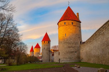 Günbatımı towers eski Town, Tallinn, Estonya üzerinden. Bahar zamanı.