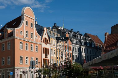 Riga, Letonya - 07 Mayıs 2016: renkli evler eski town adlı güneşli yaz günü. Eski bir Avrupa şehir caddede.