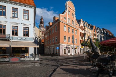 Riga, Letonya - 07 Mayıs 2016: renkli evler eski town adlı güneşli yaz günü. Eski bir Avrupa şehir caddede.