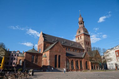 Güzel yaz günü Riga'da eski şehrin merkezinde Dome Cathedral
