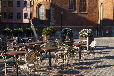 Riga, Letonya - 07 Mayıs 2016: Street Cafe tarihi kent meydanında