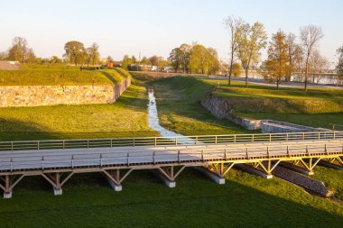 Daugavpils kale, Letonya burç üzerinde ahşap köprü. Daugavpils kale Letonya ünlü bir yerdir.