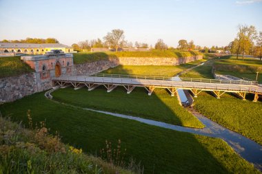 İmparator gates ve ahşap köprü Daugavpils kale, Letonya içinde. Daugavpils kale Letonya ünlü bir yerdir.