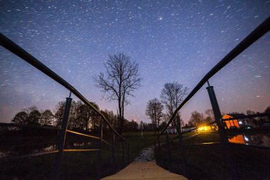 Yıldızlı gökyüzü gece görünümü küçük köprü