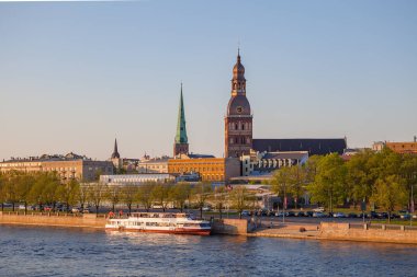 Riga, Letonya - 08 Mayıs 2016: Old Town waterfront adlı günbatımı panoramik manzaralı