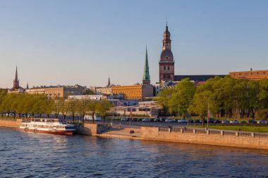 Riga, Letonya - 08 Mayıs 2016: Old Town waterfront adlı günbatımı