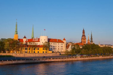 Gün batımında eski Riga castle. Waterfront Daugava Nehri üzerinde eski şehrin.