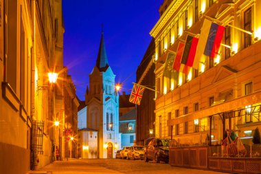 Riga, Letonya - 08 Mayıs 2016: eski şehir sokaklarında gece parlak