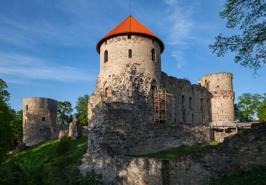 Eski kasaba Cesis antik kale kalıntıları. Orta Çağ, Letonya Livonya sırayla (Töton Şövalyeleri) bir villası vardı